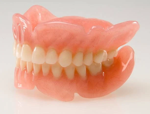 أنواع أطقم الأسنان الكاملة