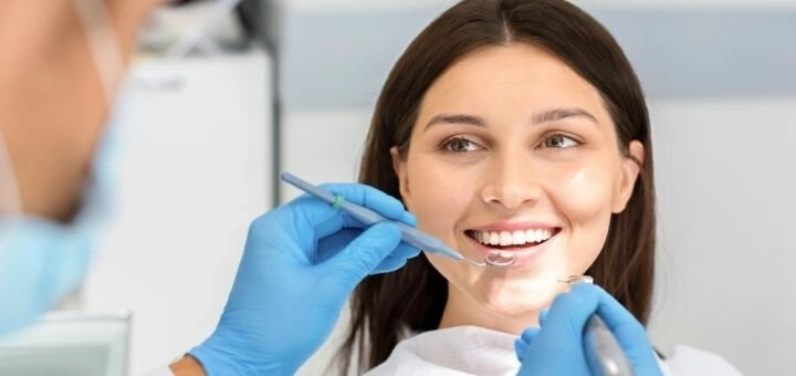 الفرق بين زراعة الأسنان الفورية والتقليدية