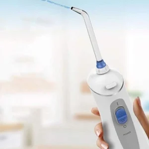 تنظيف الأسنان بجهاز الماء