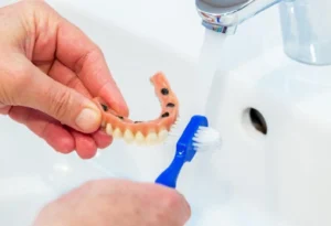 كيفية تنظيف الأسنان المركبة