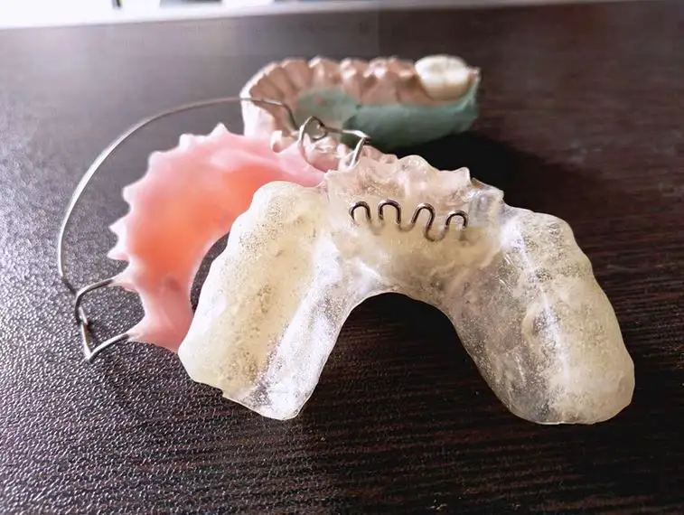 طريقة تنظيف تقويم الأسنان المتحرك