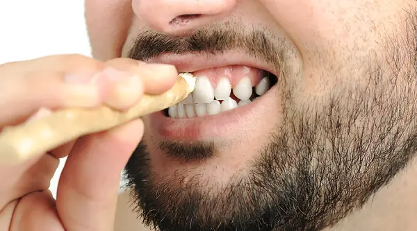 كيفية تنظيف ما بين الأسنان