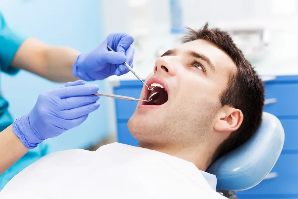 طريقة تنظيف الأسنان من التسوس عند الطبيب | مركز يس سمايل