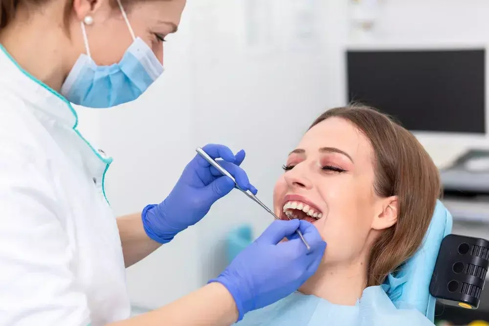 حساسية الاسنان بعد تركيب الفينير وكيف تعالجها