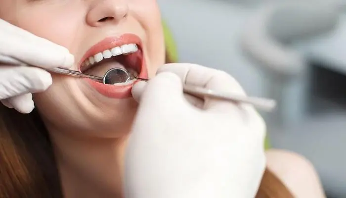 كيف تتخلص من رائحة الفم بعد زراعة الأسنان نهائياً؟