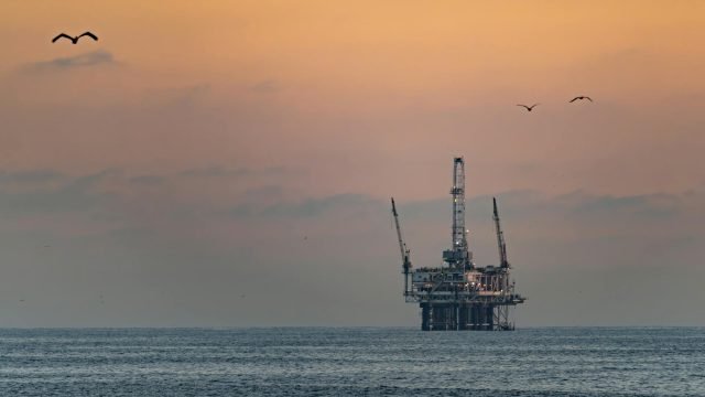 من فنزويلا إلى إيران: تأثير العقوبات على أسعار النفط الخليجي